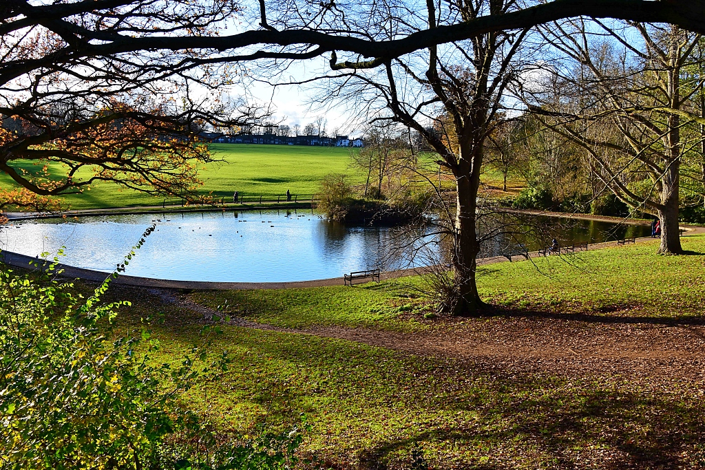 A Fine Spot by the Pond for a Picnic Lunch © essentially-england.com