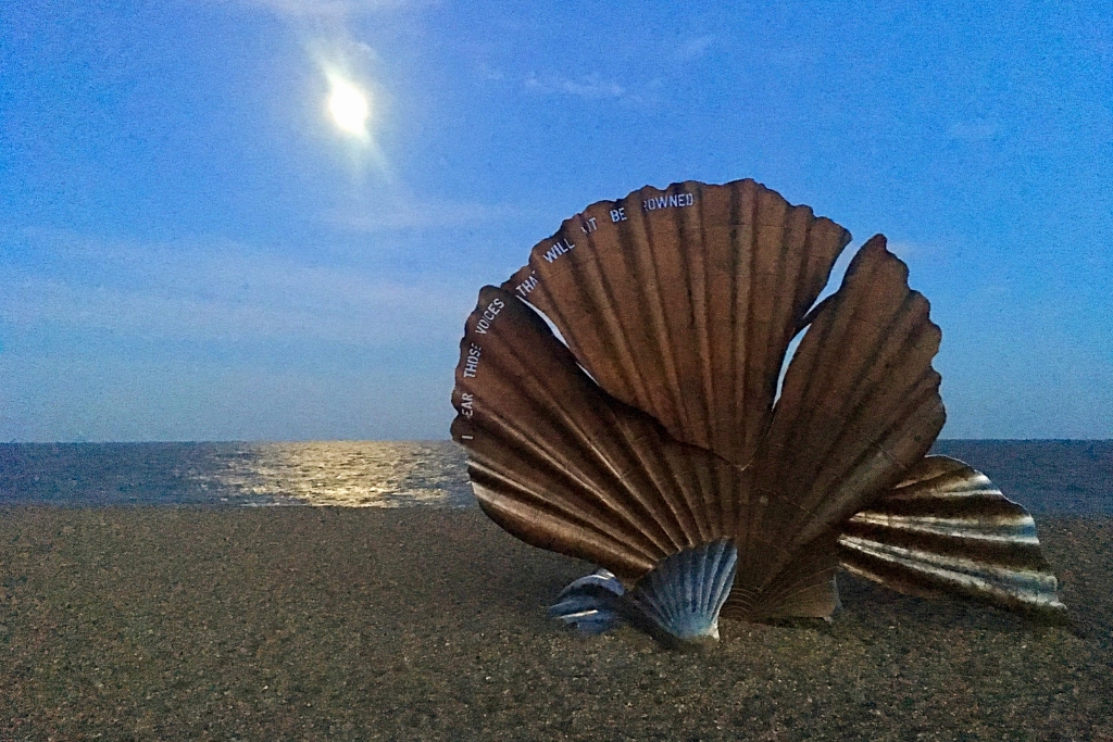 The Scallop Shell on Aldeburgh Beach © ian driscoll | Getty Images canva.com