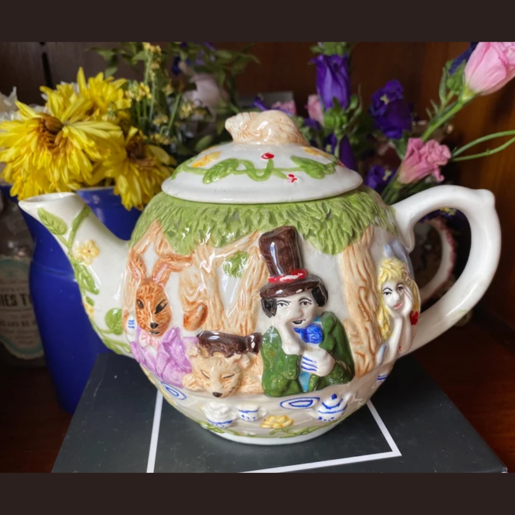 Novelty Teapots, Enchanting Vintage Lewis Carroll Alice in Wonderland Theme Teapot © AileensAntiqueShop  | etsy.com