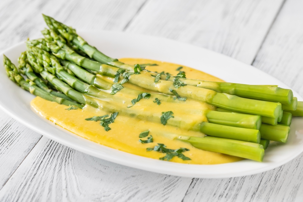 Asparagus and Hollandaise Sauce © Oleksandr Prokopento | canva.com