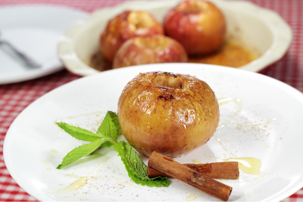 Baked Apple © wsmahar | Getty Images canva.com