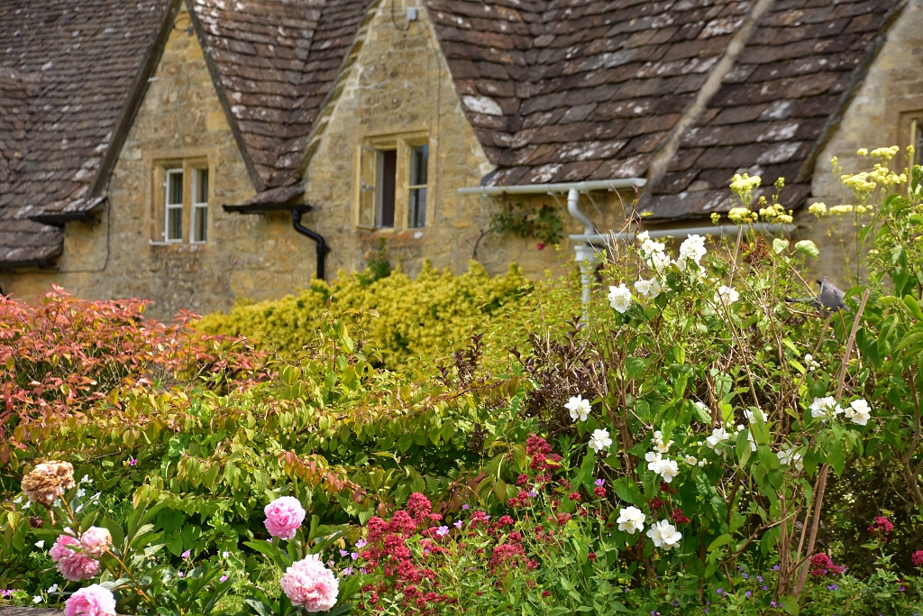 A Colourful Garden in Bibury © essentially-england.com