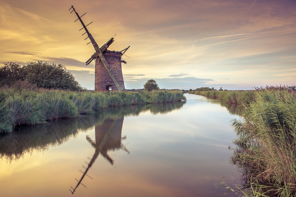Brograve Windmill in the Norfolk Broads © Helen Storer | Getty Images canva.com