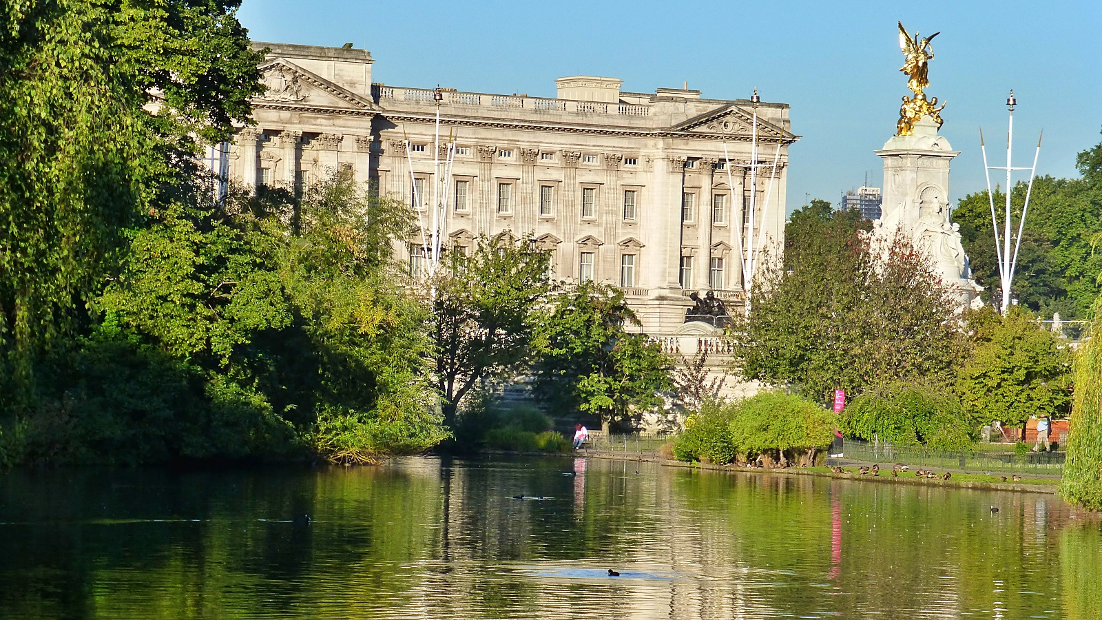 Explore the State Rooms at Buckingham Palace | essentially-england.com 