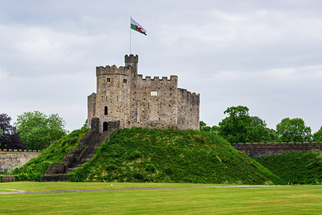 Visit Cardiff Castle on one of the Best UK Tour Packages © romanbabakin | canva.com