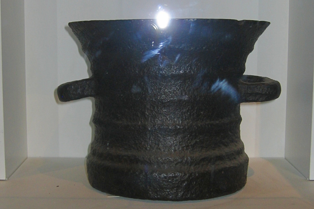 Coalbrookdale Cast Iron Pot © essentially-england.com