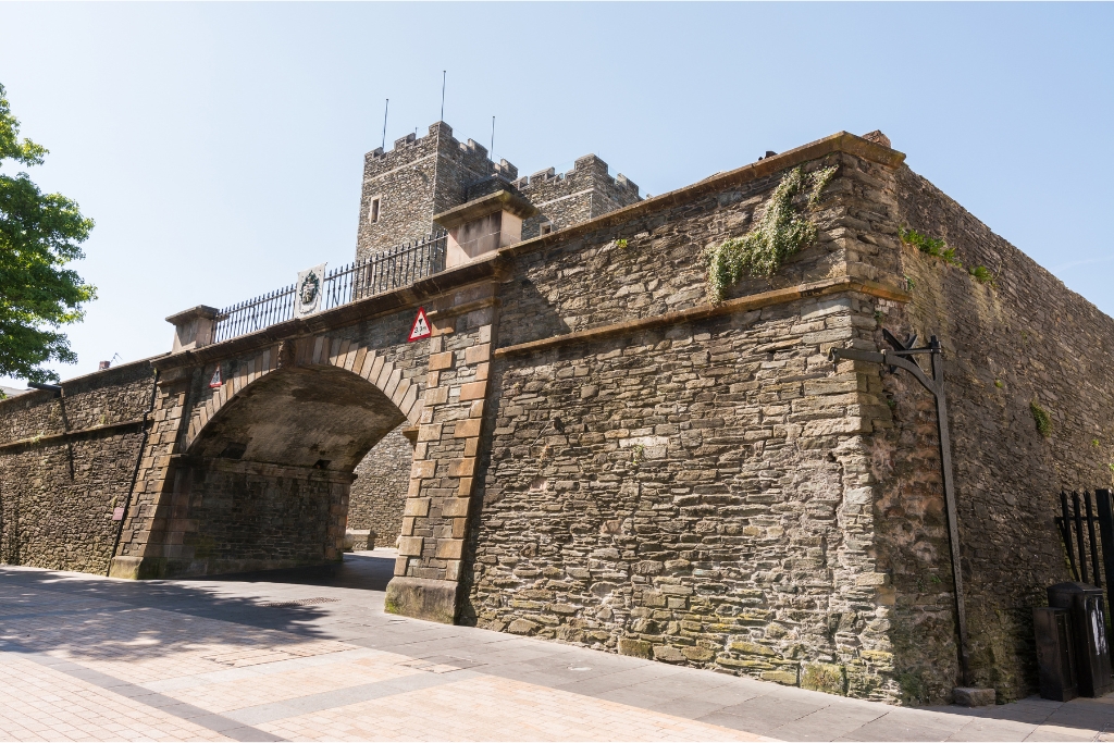 Derry City Wall © LuckyTD | Getty Images canva.com