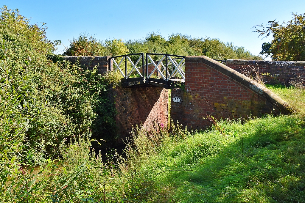 Crossing the Stratford-upon-Avon Canal Using Bridge 55 © essentially-england.com