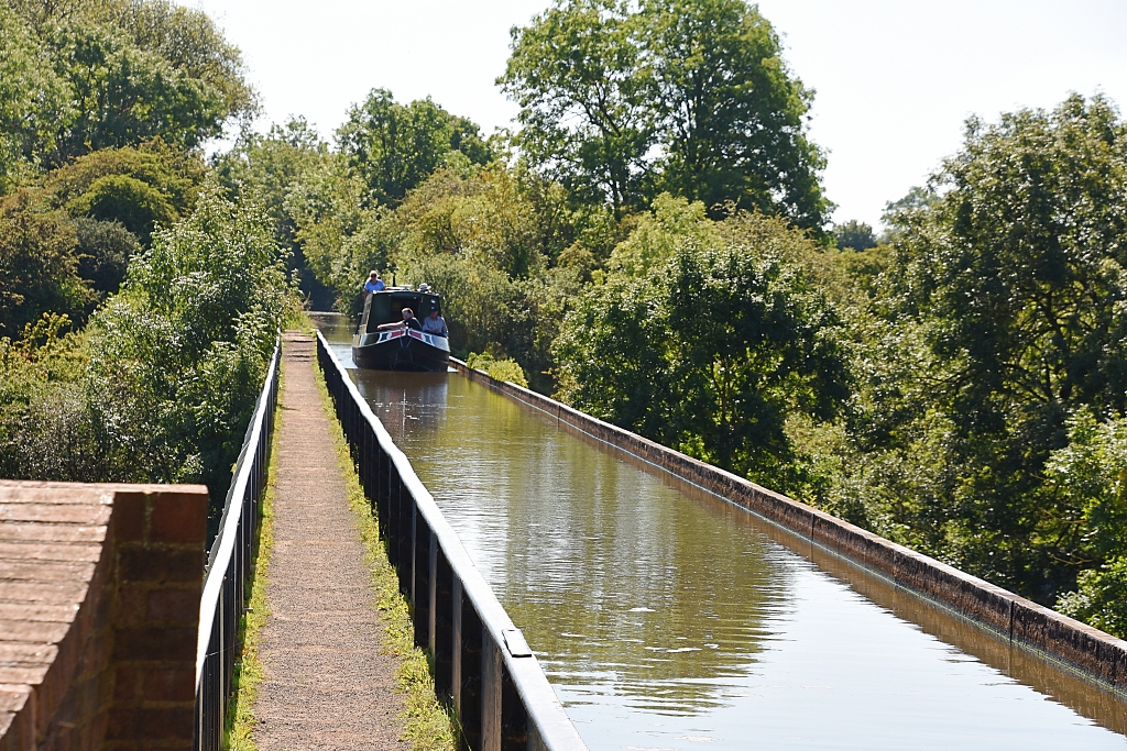 Narrow Boat Crossing the Edstone Aqueduct © essentially-england.com