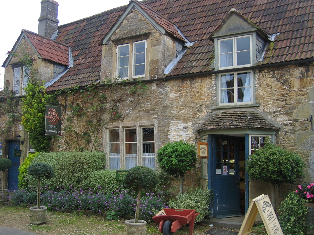 Hunting Lodge Tea Rooms in Lacock  © essentially-england.com
