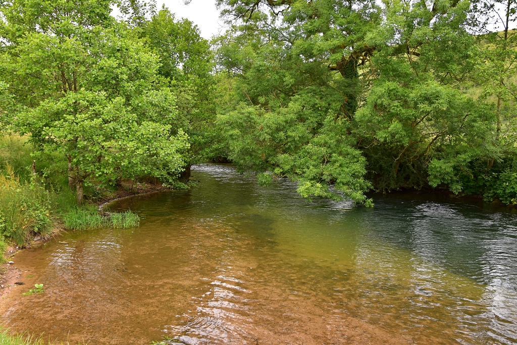 Picnic Spot on the Bank of the River Wye © essentially-england.com