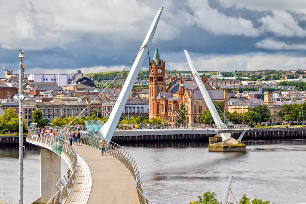 The Peace Bridge in Derry © Susanne Neumann | Getty Images canva.com