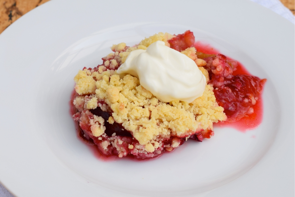 Plum Crumble and Cream © AmalliaEka | Getty Images canva.com