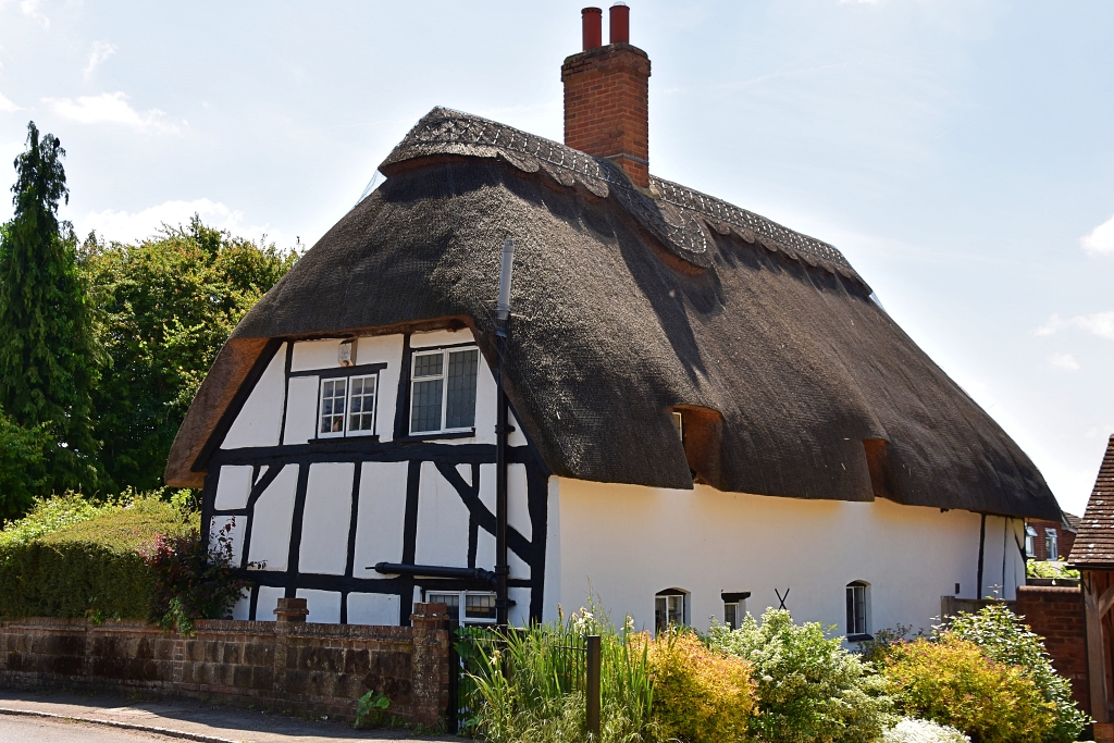 Thatched Cottage in Quainton, Buckinghamshire © essentially-england.com