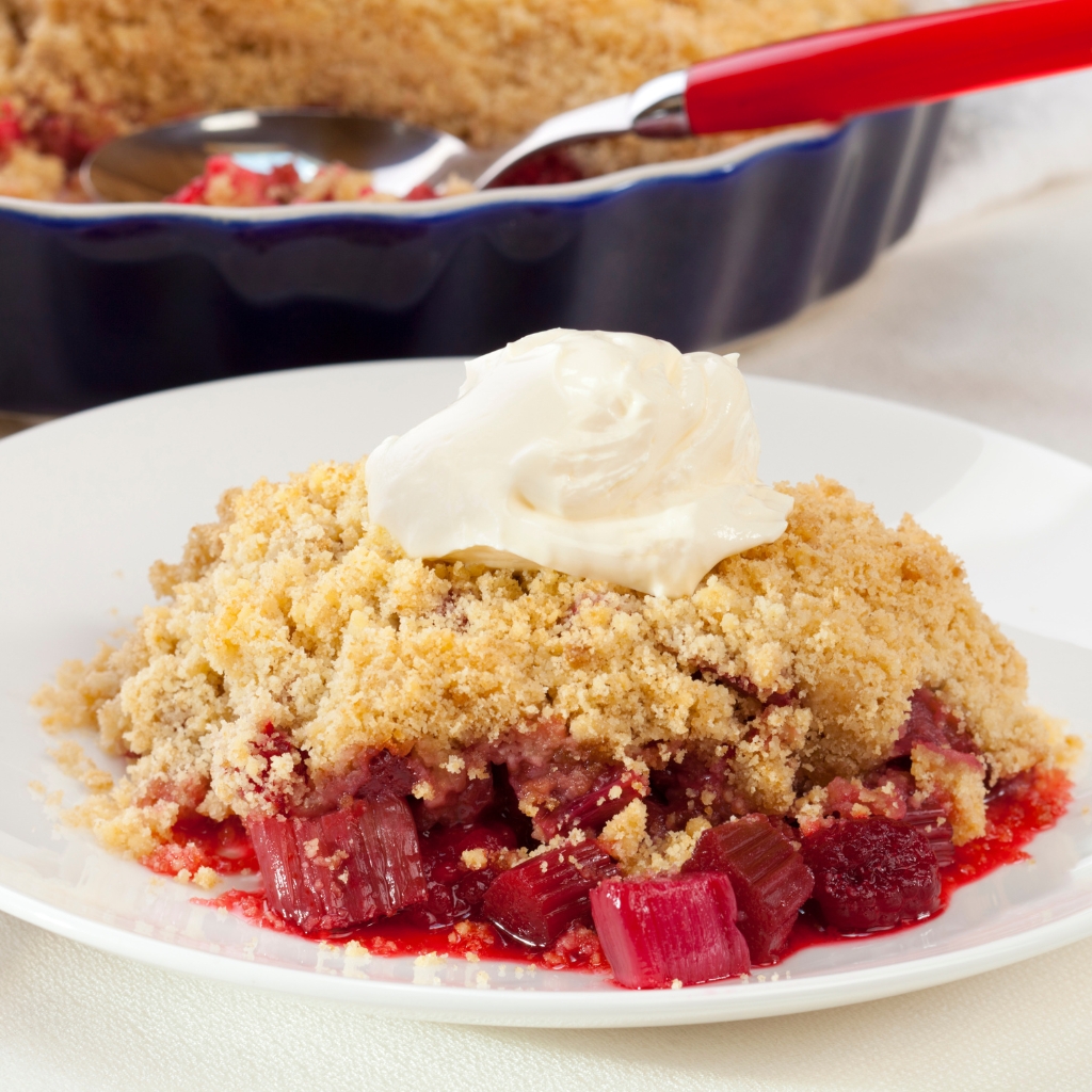 Rhubarb Crumble © travellinglight | Getty Images canva.com