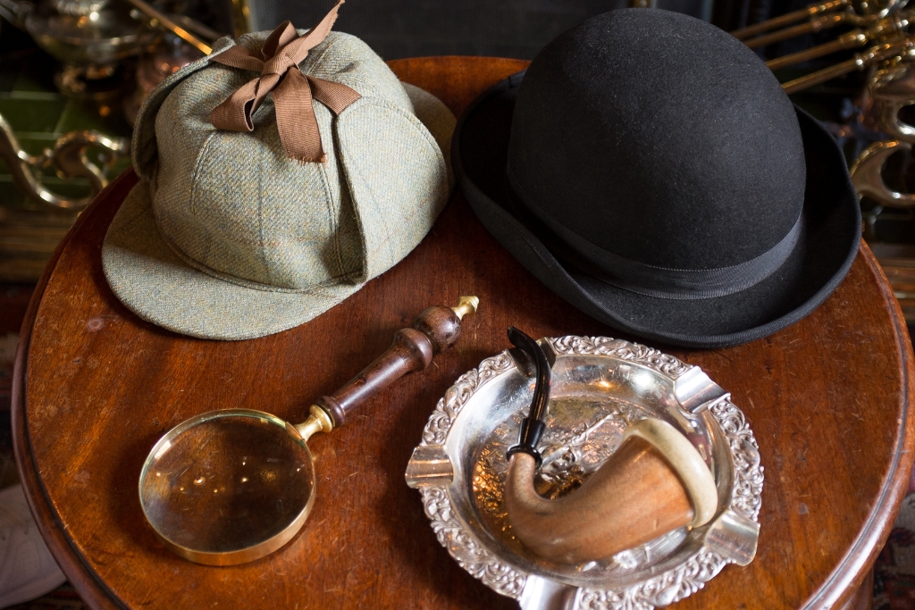 Sherlock Holmes Items © Spiderstock | Getty Images canva.com
