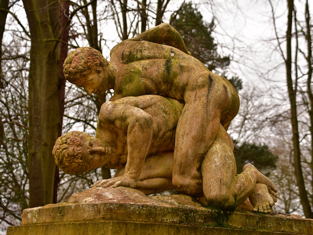 The Roman Wrestlers Statue in Stowe Gardens © essentially-england.com