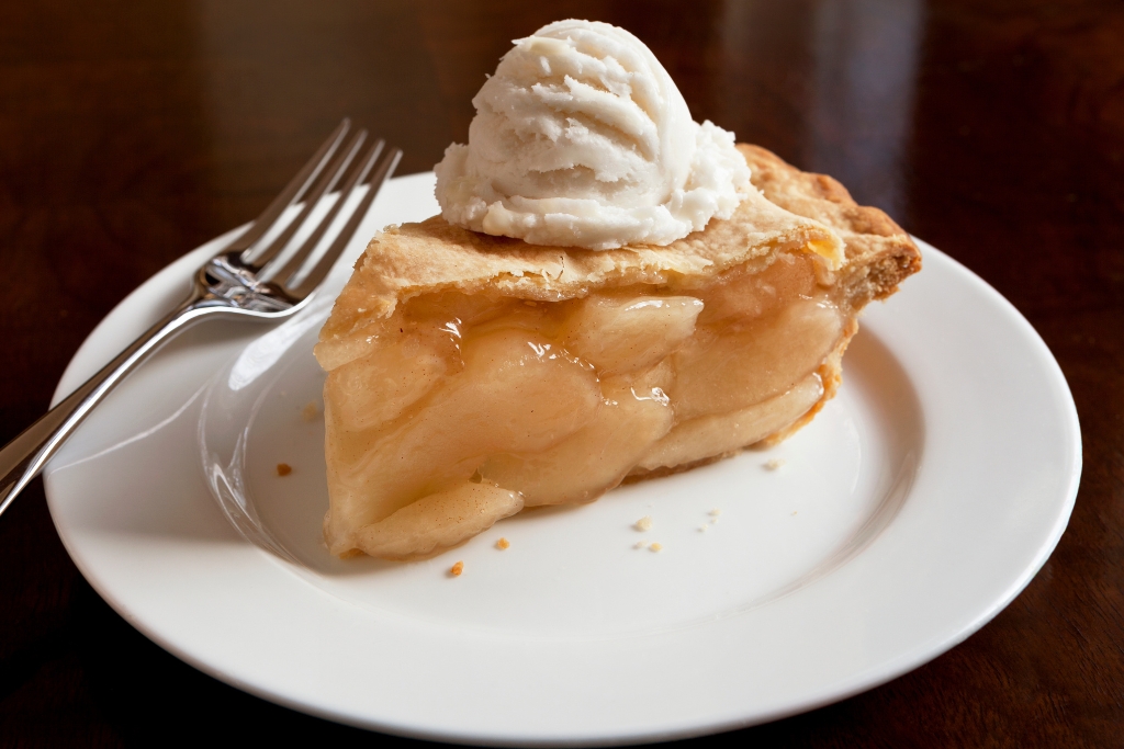 Apple Pie with Ice Cream © JMichi | Getty Images canva.com