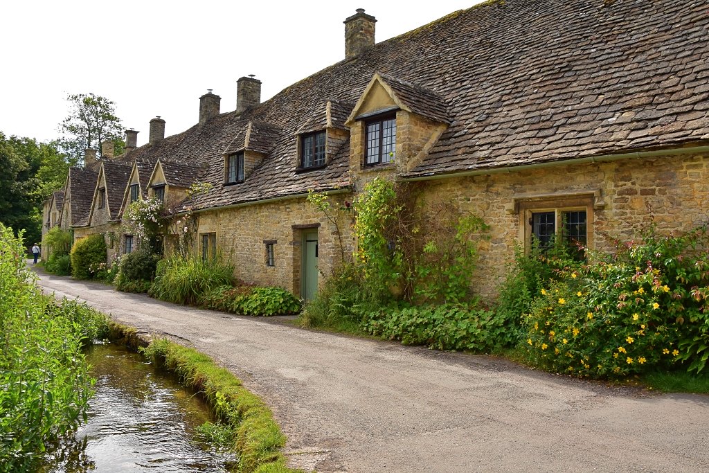 Arlington Row in Bibury © essentially-england.com