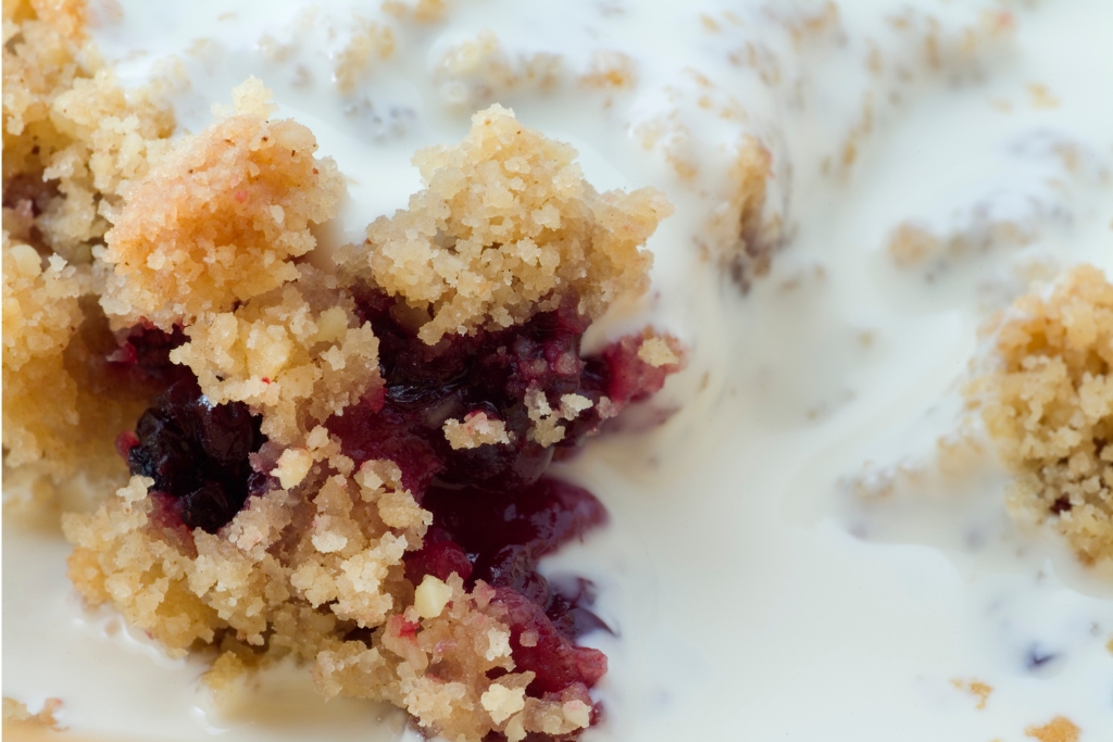 Blackberry Crumble with Cream © Alasdair James | Getty Images canva.com