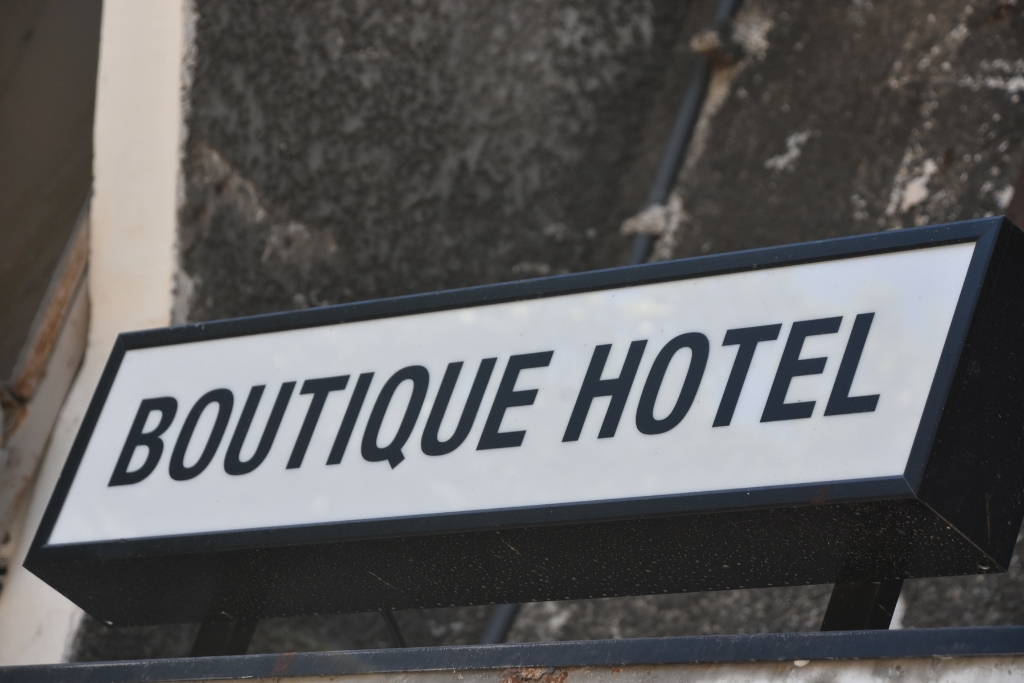 Boutique Hotel Sign © tzahiV | Getty Images canva.com
