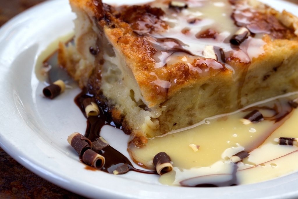 Bread Pudding and Custard © grandriver | Getty Images canva.com