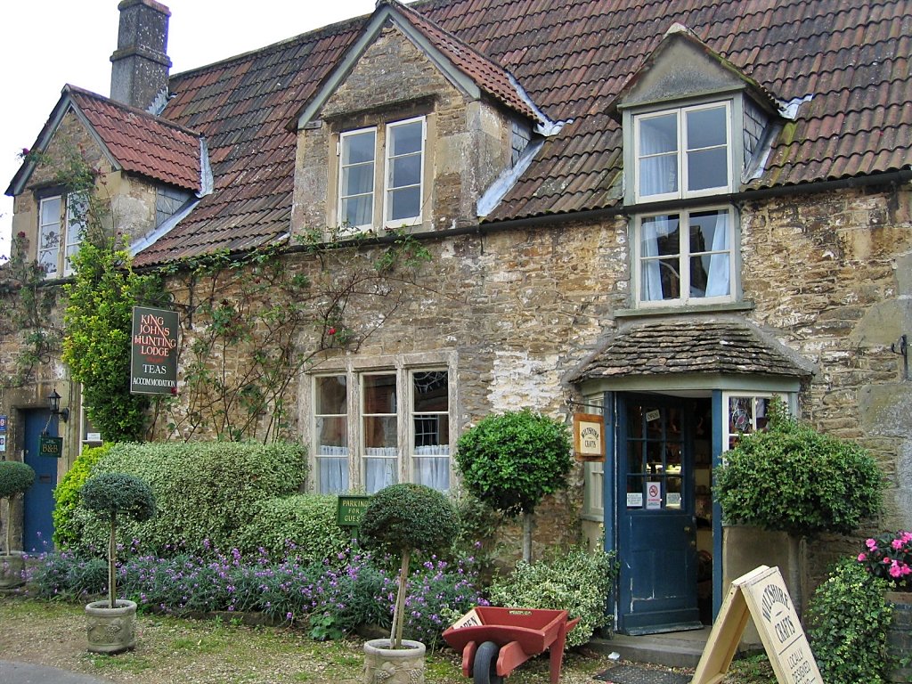 Tearoom in Lacock © essentially-england.com