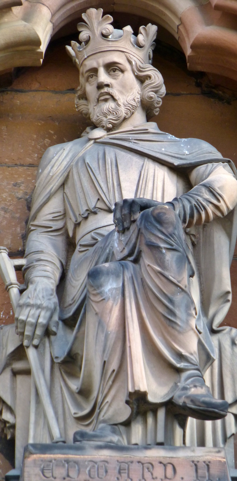 Lichfield Cathedral King Edward II Statue © essentially-england.com