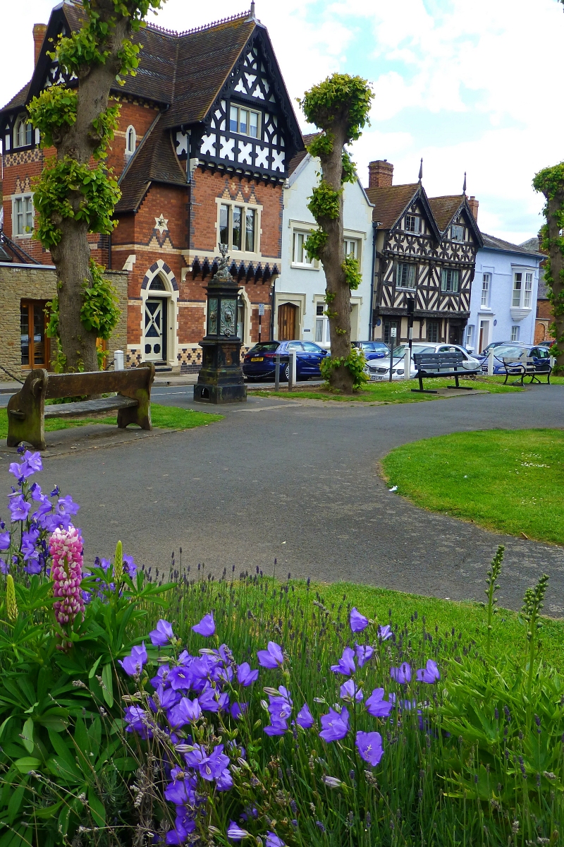 Castle Square © essentially-england.com