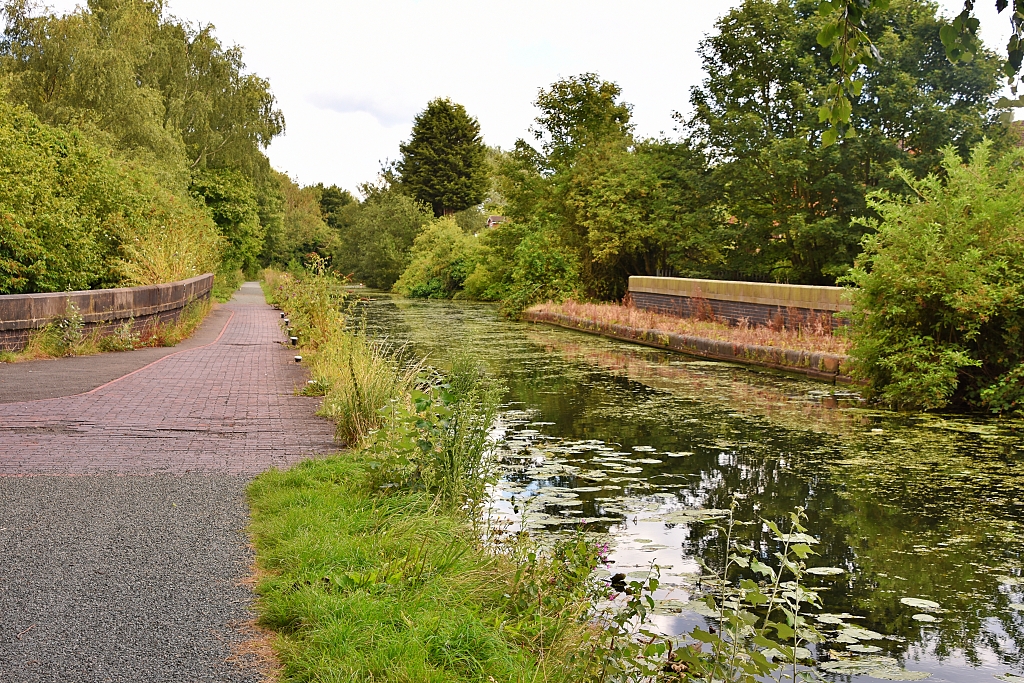 Tividale Aqueduct Crossing the Netherton Tunnel Branch Canal © essentially-england.com