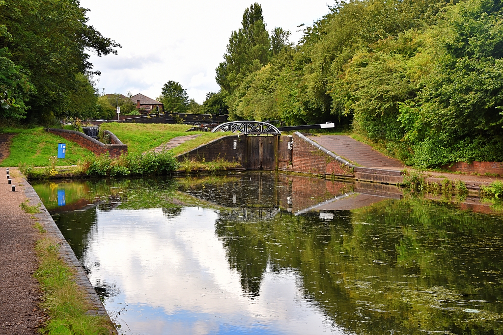 The Factory Locks on the Birmingham New Mainline Canal © essentially-england.com