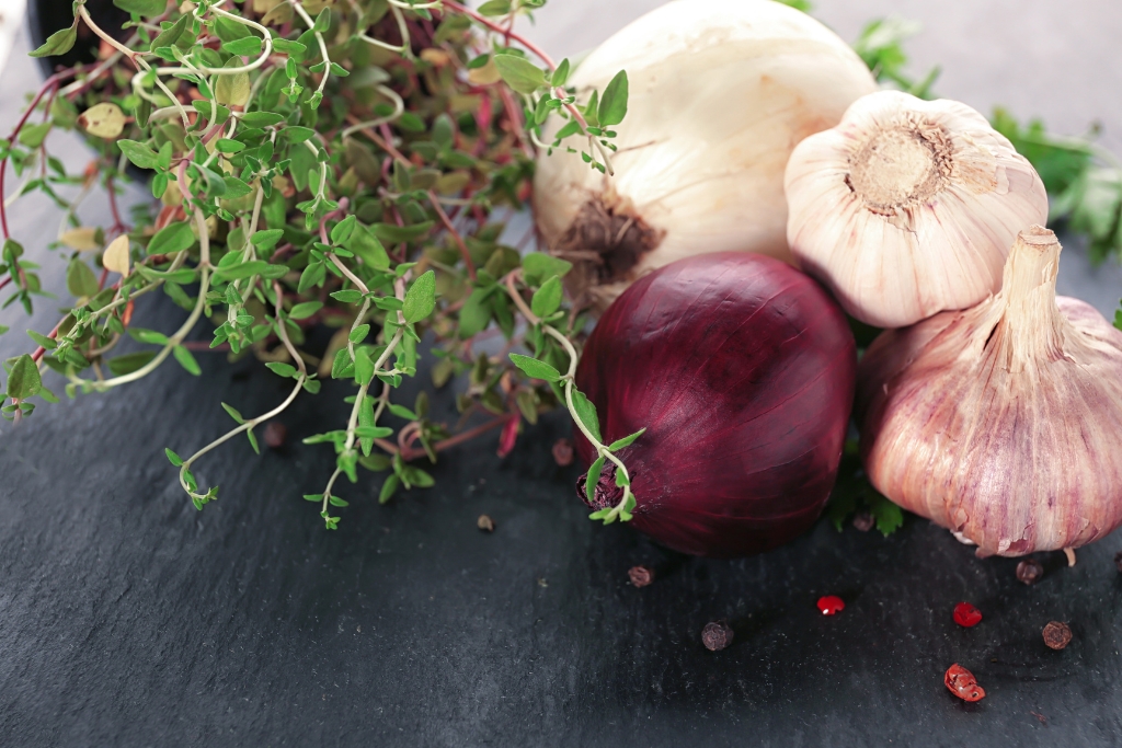 Onions, Garlic, and Herbs © pixelshot | canva.com