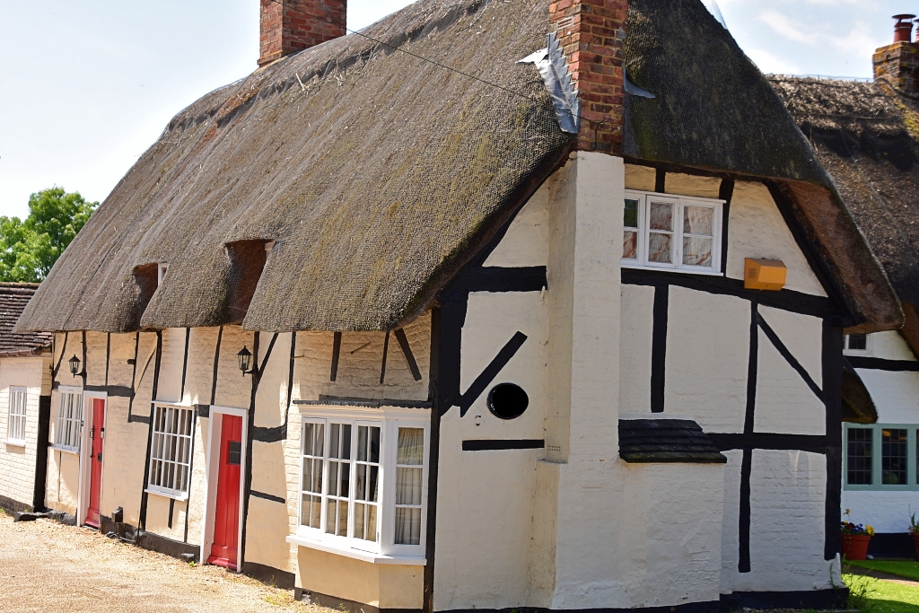 Thatched Cottage in Quainton, Buckinghamshire © essentially-england.com