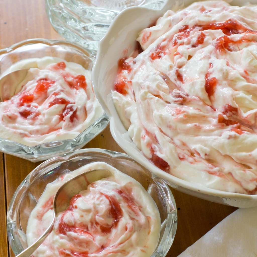 Rhubarb Fool © dsmoulton | Getty Images canva.com