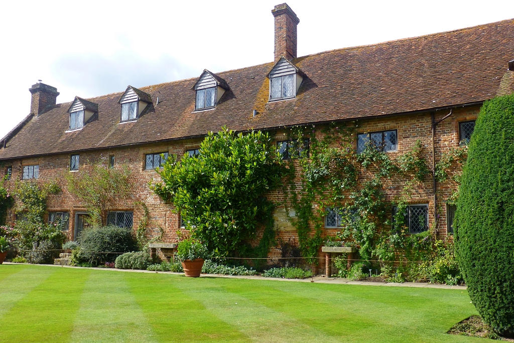 Sissinghurst Castle Gardens © essentially-england.com