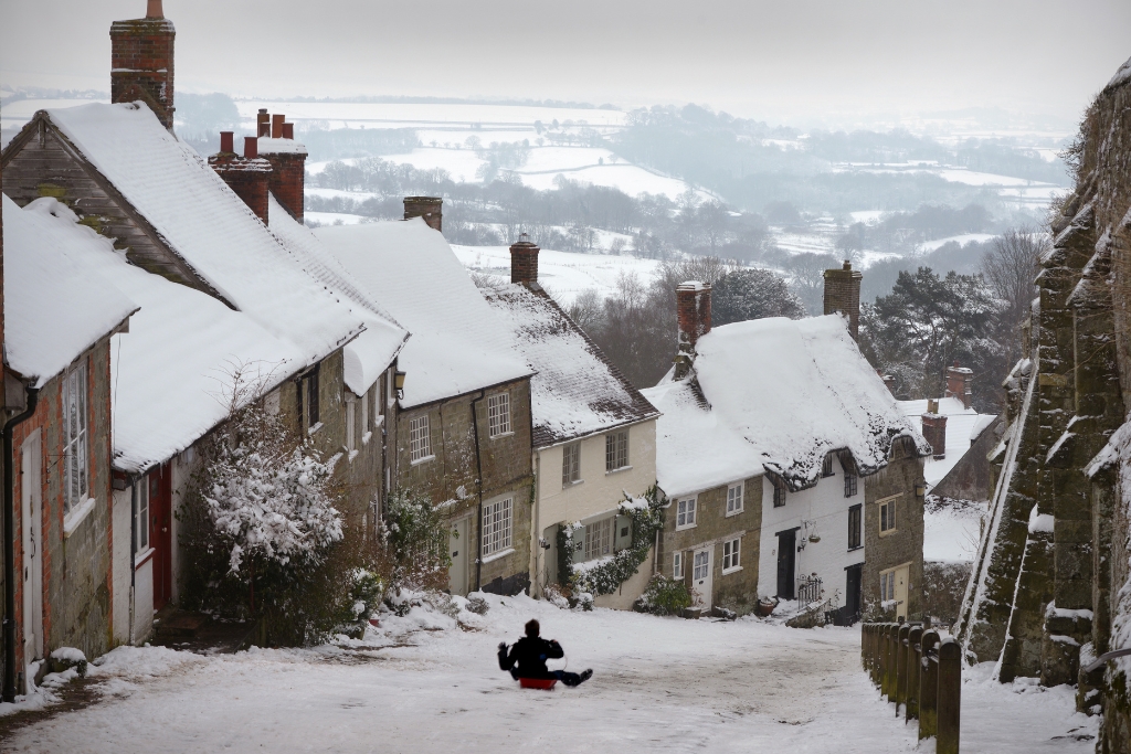 Sledging Down Gold Hill in Shaftsbury, Dorset © oversnap | Getty Images canva.com