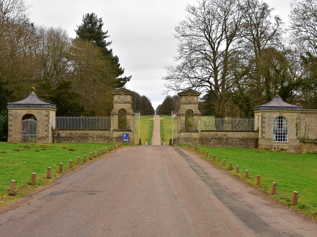 Oxford Lodge in Stowe Parkland © essentially-england.com