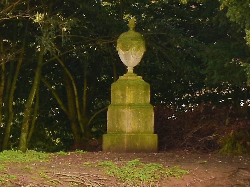 Lord Chatham's Urn in Stowe Gardens © essentially-england.com