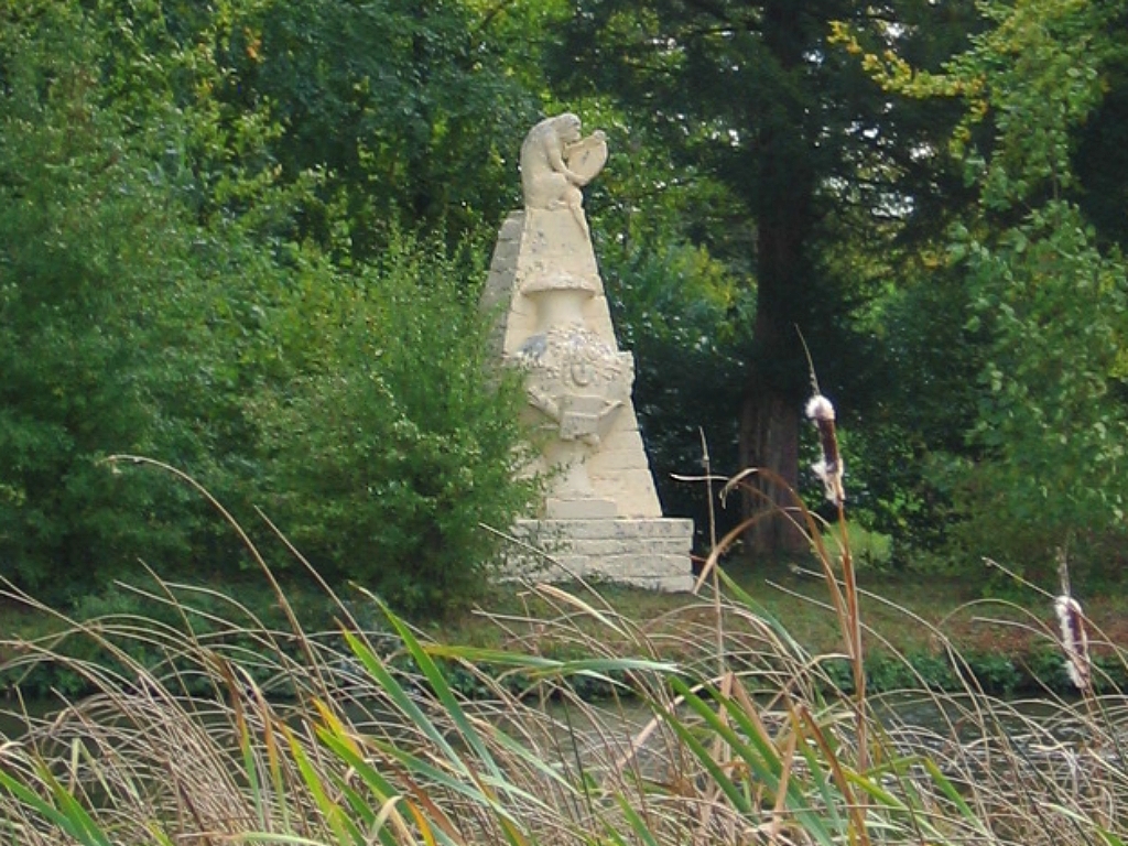 The Congreve Monument in Stowe Gardens © essentially-england.com