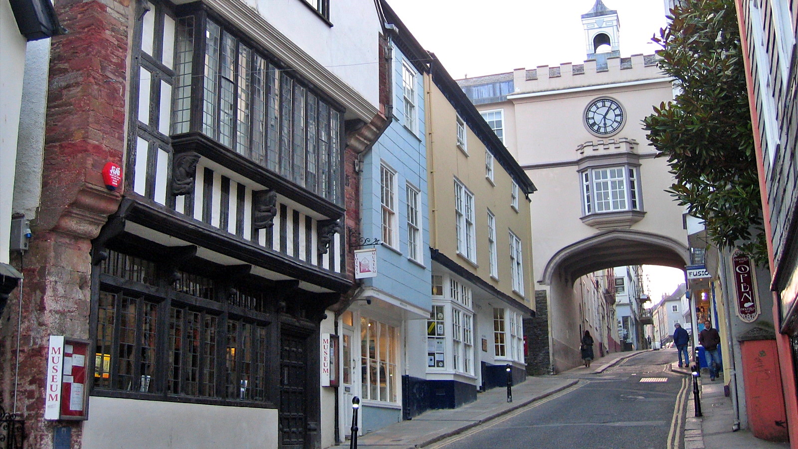 Totnes Street Scene
© essentially-england.com